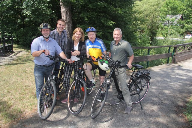 Anette Schawerda mit den radfreundlichen Bürgermeistern Josef Balber (Altenmarkt), Michael Wurmetzberger (Kaumberg), Johann Miedl (Weissenbach)und Alois Riegler (Furth).