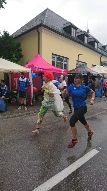 Zielsprint des barfuß laufenden Pumuckels mit den Running Docs vom Klinikum Wels-Grieskirchen beim 12 Stunden Benefizlauf in Prambachkirchen