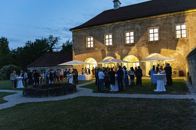 Die eher düsteren Prognosen des Abends passten so gar nicht zu der tollen Atmosphäre im Prälatengarten, wo noch bis Mitternacht unter den Teilnehmern des Wirtschaftsgesprächs gefachsimpelt wurde.
