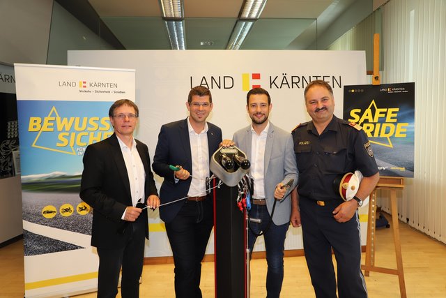 Klaus Robatsch (KFV), LR Martin Gruber, LR Sebastian Schuschnig und Oberst Adolf Winkler (v.l.n.r.) mit einem Modell der Radservicestationen, die demnächst aufgestellt werden | Foto: Büro LR Gruber