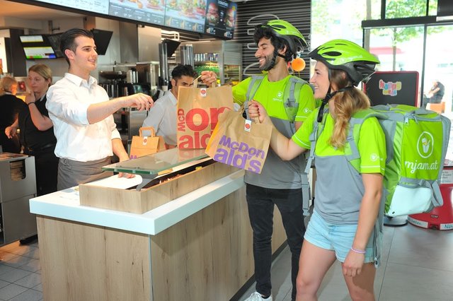 Der Zustelldienst Mjam beliefert nun auch die Bewohner der Oststeiermark mit McDonalds Produkten.