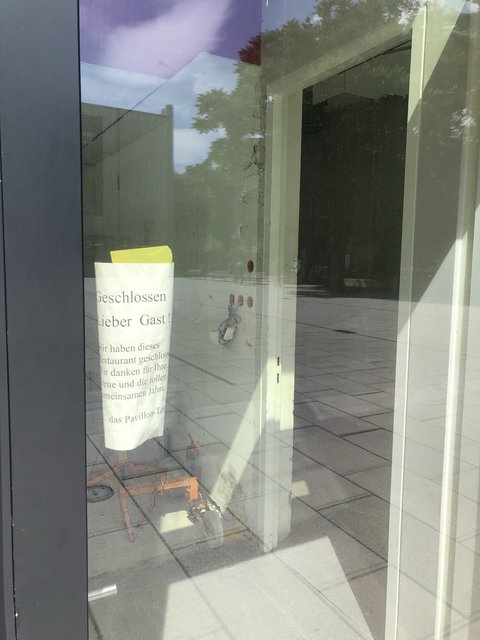 Der "Würfel" vor dem Landestheater entwickelt sich zum SChandfleck.