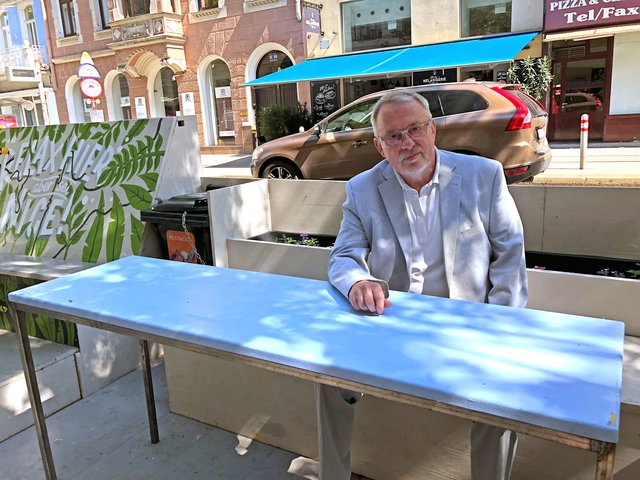 "Die Holzpawlatsche soll zum Verweilen einladen und das mitten im Straßenlärm und neben Abgasen?", fragt sich Gerhard Pfeiffer. | Foto: Brandl