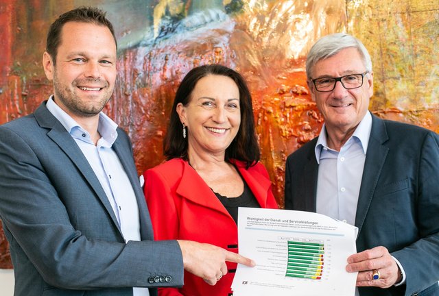 Magistratsdirektor Martin Floss, Meinungsforscherin Ernestine Berger und Bürgermeister Harald Preuner.