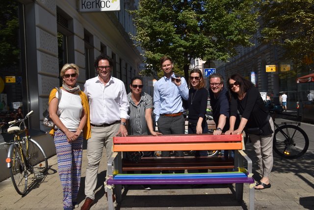 Neubaus Bezirkspolitiker malten in der Lindengasse eine Parkbank in den Farben des Regenbogens an.