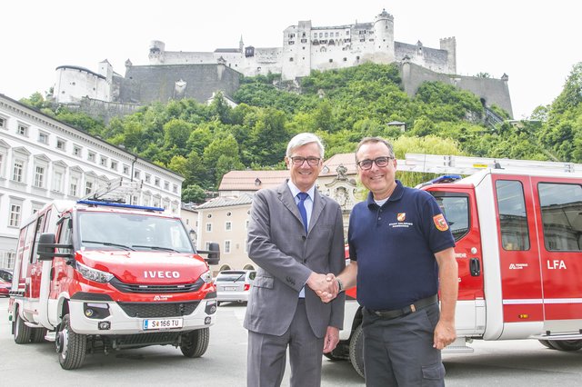 Bürgermeister Harald Preuner mit Freiwilligen-Kommandant Mike Leprich und den zwei neuen Fahrzeugen.
