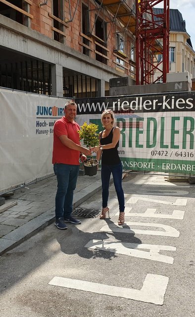 Dominic Hörlezeder und Sarah Huber wollen Ladenzone begrünen.