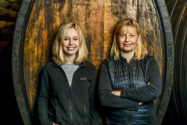 Gloria Eichinger vom Straßer Weingut Birgit Eichinger führte am 13. Juli bei einer Riedenwanderung zur Top-Lage von Straß, dem Gaisberg