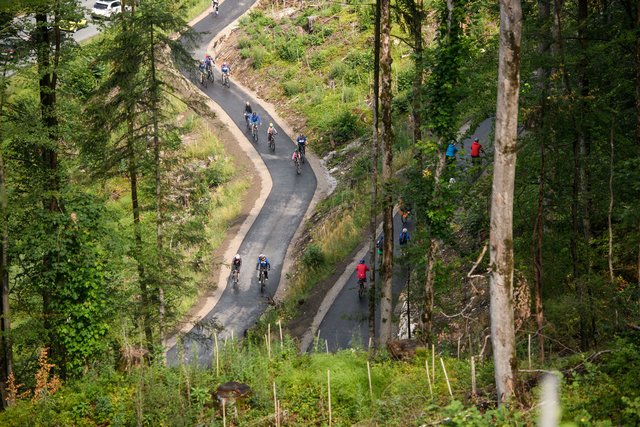 Zahlreiche TeilnehmerInnen ließen sich die Eröffnungsfahrt des Eiberg Radweges zwischen Schwoich und Söll nicht entgehen.