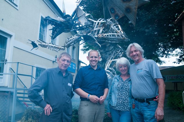 Manfred Drapela mit Georg Ecker vor Laidir Laoch (Drache) und seinem Schöpfer Josef Graf mit Ricky Buchner