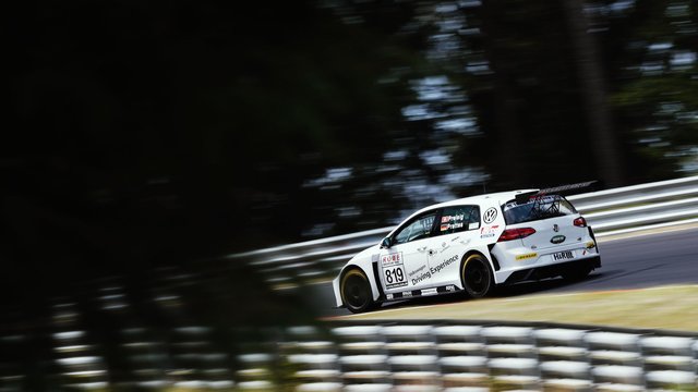 Im neuen VW Golf fuhr Loris Prattes mit Teamkollegin Jasmin Preisig gleich auf Rang zwei.