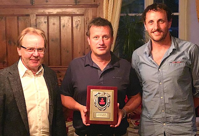 Ehrengeschenk der Gemeinde (Bgm. G. Hochfilzer, li., Sportref. GR D. Auer) für Alt-Obm. M. Steinlechner. | Foto: SK Waidring
