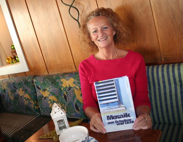 Beatrix Foidl-Zezula in einem Archiv-Foto mit ihrem ersten Roman.