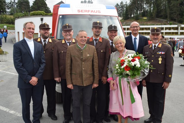 Gabriele White, Rainer Nardin, Hermann Wolf, Paul Greiter, Franko Erhart, Helmut Dollnig, Irene Lechleitner, Anton Mattle und Hubert Senn vor dem neuen KLFA (v.l.). | Foto: Schwarz