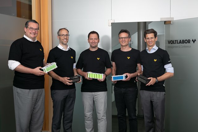 Martin Liebl (General Manager Miba Friction Group), Stefan Gaigg (Geschäftsführer von Voltlabor und Head of Battery Components in der Miba eMobility GmbH), Martin Reingruber (Mitgründer Voltlabor und CEO Nordfels GmbH), Johannes Kaar (Mitgründer Voltlabor und CFO der Nordfels GmbH), F. Peter Mitterbauer (CEO Miba AG). | Foto: Gerold Zeidler