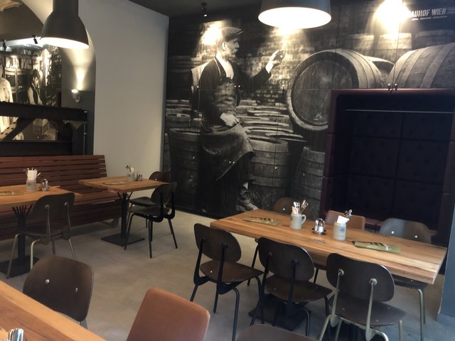 Der Brauhof Wien verspricht Biergenuss in gemütlicher Atmosphäre. Nächtigen kann man im hauseigenen Hotel.