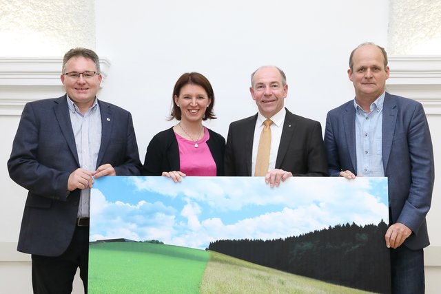 Umweltdachverband-Geschäftsführer Gerald Pfiffinger, Landwirtschaftskammer OÖ-Präsidentin Michaela Langer-Weninger, Agrarlandesrat Max Hiegelsberger, Bioschule-Schlägl-Direktor Johann Gaisberger (v. l.). | Foto: Land OÖ/Ehrengruber