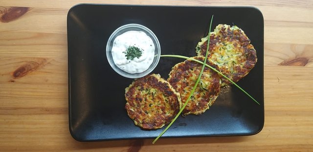 Es muss nicht immer Schnitzel sein: Die Zucchinilaibchen sind nur ein Beispiel für gesunde Hausmannskost. | Foto: Green Monkey