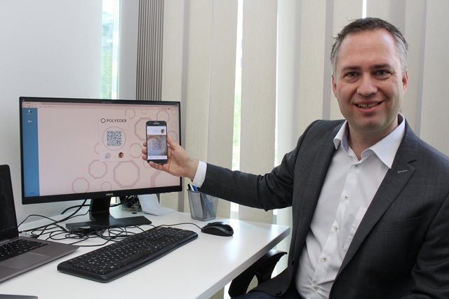 Alexander Fried, Gründer und Geschäftsführer von „Swilox“,präsentiert die einfache Anmeldung. | Foto: BRS/Engelbserger