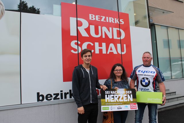 Birgit und Manfred Ritzlmayr-Pippan nehmen den Gewinn von BRS-Redakteur Michael Losbichler entgegen. | Foto: BRS/Leonhardsberger