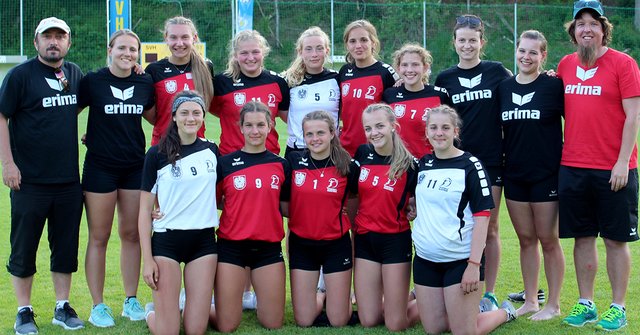 Michael Reisenberger, Birgit Kempinger (Trainerin), Anika Hartl, Sandra Wöss, Annika Huber, Luisa Arzberger, Emma Dallinger, Laura Priemetzhofer (Co-Trainerin), Katharina Wögerer, Stefan Aigner
Vorne, v.li.n.re.: Marie Scharinger, Helena Schuh, Nicole Nierreiter, Kristina Kreuzer, Sabine Kranzl | Foto: Stanosch
