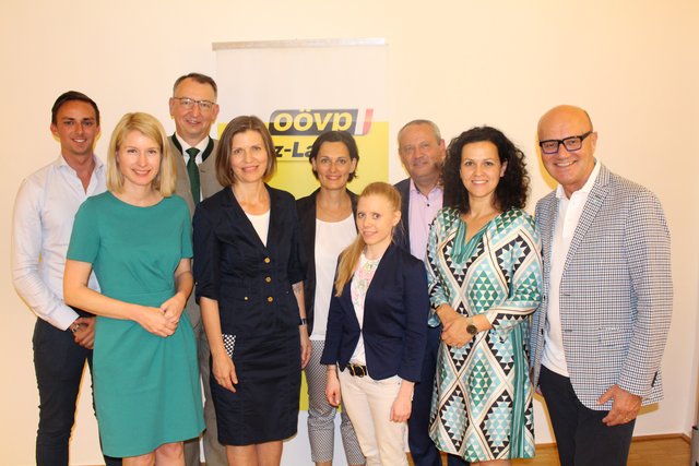 Tobias Quass, Christine Haberlander, Hans Lughammer, Rita Sengseis-Spindler, Petra Baumgartner, Lisa Kröpl, Wolfgang Stanek, Helena Kirchmayr, Robert Seeber (v. l. n. r.).