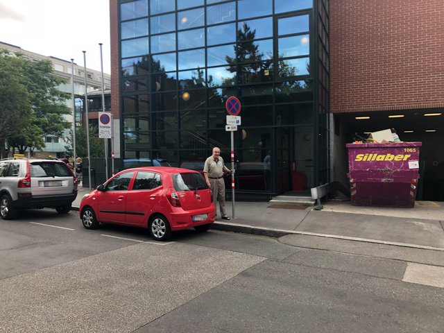 Hubert Rogelböck zeigt der Bezirkszeitung den immer wieder illegal verstellten Behindertenparkplatz beim Pflegeheim St. Barbara. | Foto: Berger