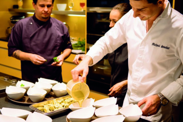 Koch Michael Stocker und sein Team interpretieren Barocke Rezepte neu: Rosen Panna Cotta.
