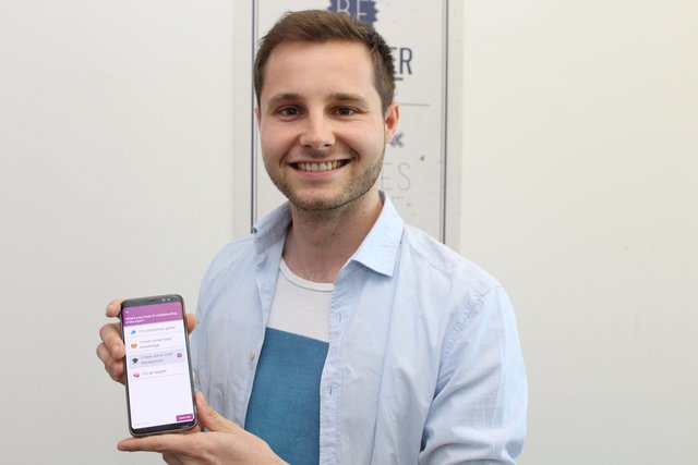 Daniel Amerbauer, Geschäftsführer und Mitgründer von „SlideLizard“, präsentiert die App zur Teilnahme am Vortrag.