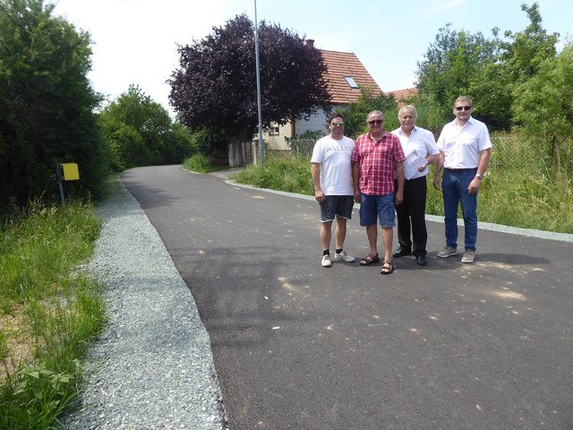 Nach der Fertigstellung: Hannes Tormann (Fa. Porr), Bgm. Kurt Wagner (Wörterberg), Bgm. Andreas Grandits (Stinatz) und Thomas Paul (Bauzentrum Süd). | Foto: Gemeinde Stinatz