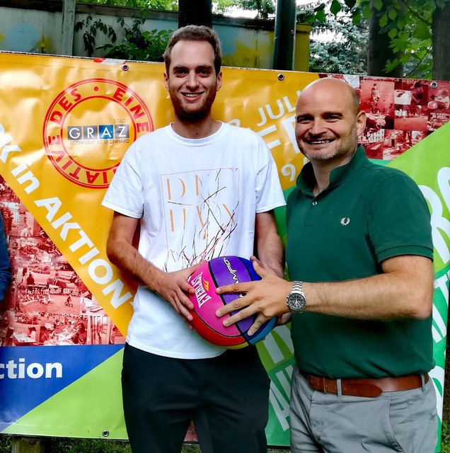 Spaß: Andreas Molnár (r.) lädt zum Sommerprogramm ein. | Foto: Molnár