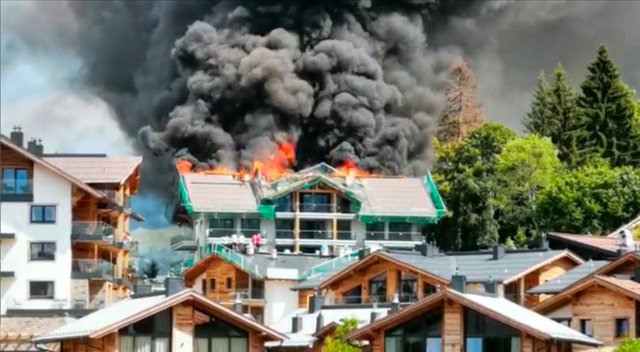Der Dachstuhl des Hotels steht in Vollbrand. | Foto: ZOOM.TIROL