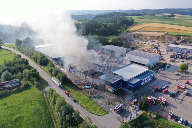 19 Feuerwehren kämpften gegen die Flammen. | Foto: Doms