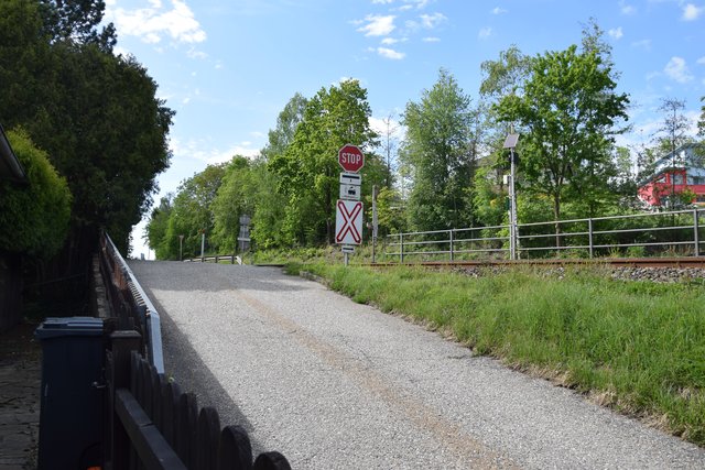 Die steile Auffahrt zur Eisenbahnkreuzung Unterlacken.