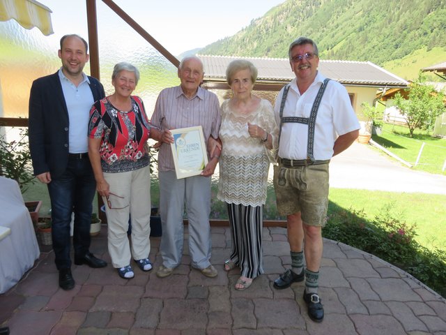 Hannes Schernthaner (Bürgermeister Fusch), Kathi Koinegg (Haus Kathi in Fusch), Fred und Christine Krenn sowie Rudi Hollaus (Obmann TVB) | Foto: TVB Bruck/Privat