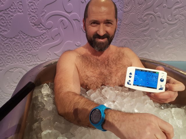 Josef Köberl mit der Anzeige seine Körperkerntemperatur.