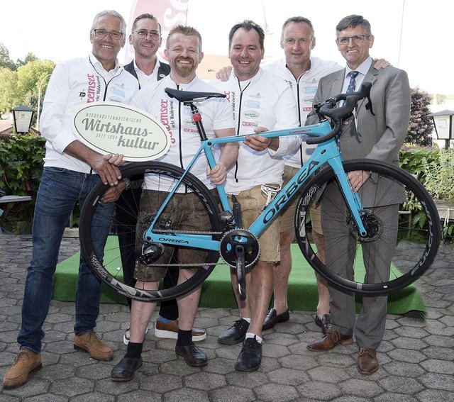 V.l.n.r.: Ex-Radprofi Gerhard Zadrobilek, Harald Pollak (Obmann der Niederösterreichischen Wirtshauskultur), Andreas Ottner (Krumbacherhof), Uwe Machreich (Triad), Ex-Fußballprofi Toni Pfeffer und Landtagsabgeordneter Franz Rennhofer.