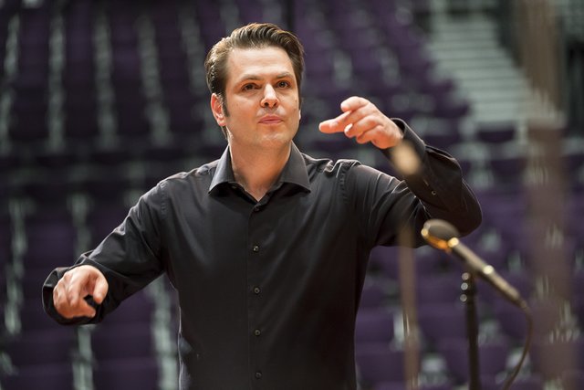 Top: Stefan Gottfried dirigiert das "Brandenburgische Konzert" und wird via Public Viewing auch in Feldkirchen zu bestaunen sein.