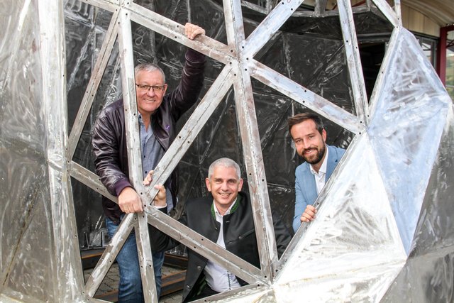 Bgm. Wolfgang Viertler, GF Oberhofer Stahlbau Albert Schermaier und LR Stefan Schnöll im Inneren der Pylonhülle.  | Foto: LMZ/Hutter