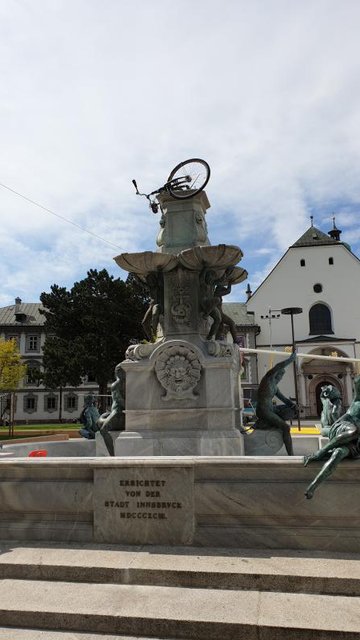Statt dem Fahrrad soll bald wieder der Leopold am Brunnen zu sehen sein. | Foto: Foto: Herrmann