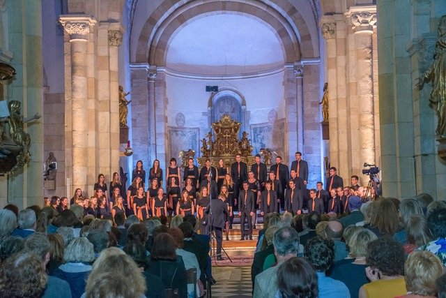 Die 60 Sänger des Kärntner Landesjugendchores sangen sich in der Stiftskirche St. Paul für Tokio ein | Foto: KK