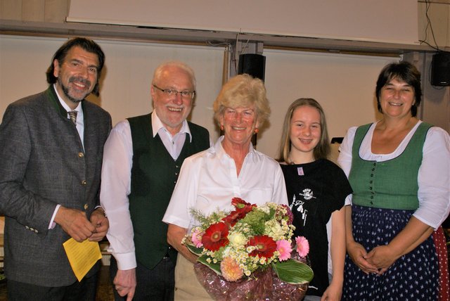 Bürgermeister Josef Wallner (l.), Stadträtin Barbara Spiz (r.) und Schulleiter Prof. Sepp Strunz gratulierten Emmy Stromberger und Jasmin Murtinger zu ihren Jubiläen. | Foto: Strunz