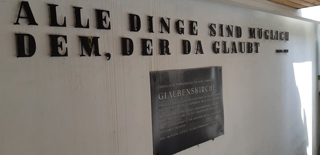 Gleich beim Eingang in den Innenhof weist ein Text aus dem Markus-Evangelium den Weg. | Foto: Christian Buchar