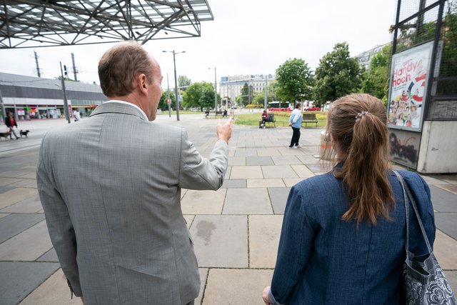 bz-Lokalaugenschein am Praterstern mit Paul Oblak, Praterkoordinator, und Ewald Lochner, Koordinator für Psychiatrie, Sucht- und Drogenfragen.