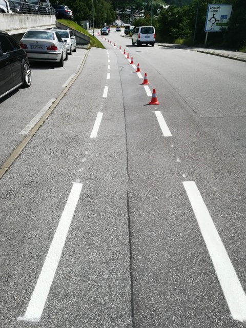 Im Bild der Mehrzweckstreifen auf der Nordseite der Saglstraße. | Foto: MG Telfs/Dietrich