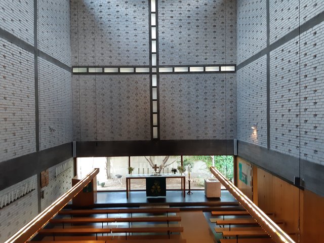 Der Blick von der Empore in Richtung Altarraum - mit dem Kreuz aus Glasziegeln als prägendem Element.  | Foto: Christian Buchar