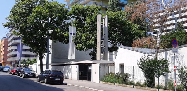 Geradezu versteckt liegt die von Roland Rainer entworfene Glaubenskirche in der Simmeringer Braunhubergasse.
