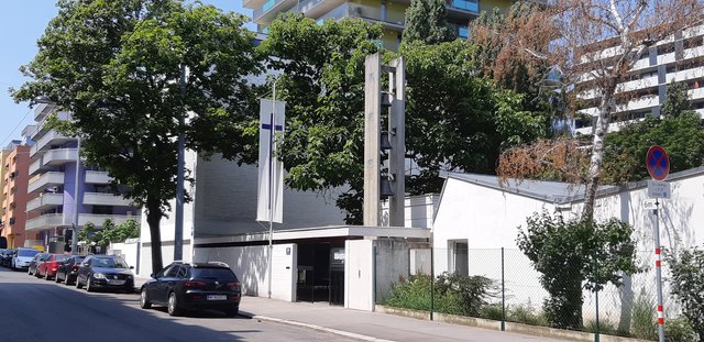 Geradezu versteckt liegt die von Roland Rainer entworfene Glaubenskirche in der Simmeringer Braunhubergasse. | Foto: Christian Buchar