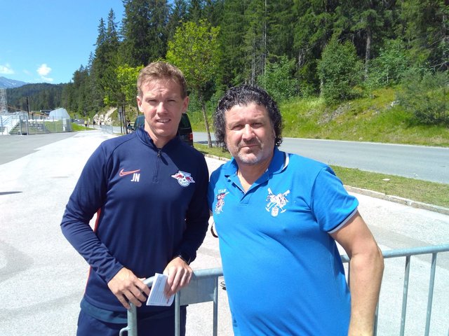 RB-Leipzig-Trainer Julian Nagelsmann (links) stand für ein Gespräch mit SPG-Pitztal-Coach Florian Schlatter zur Verfügung. | Foto: Schlatter