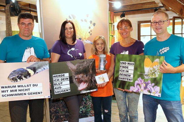 Tiere stellen sich auf Plakaten witzig vor: Bgm. Johann Lotter, LR Astrid Eisenkopf, Naturpark-Schülerin Kira, Naturpark Rosalia-Kogelberg GF Renate Hombauer und Wolfgang Suske vom Verein thema:natur | Foto: LMS